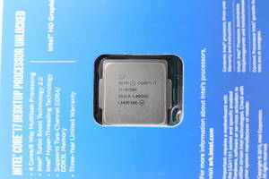 化粧箱に入っているCore i7
