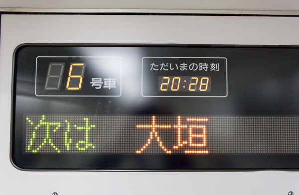 221系車内案内表示(次は 大垣) 撮影日時2013/12/24 20:28:26