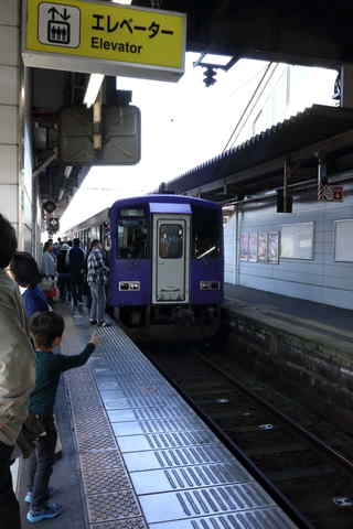 加茂駅停車中のキハ120
