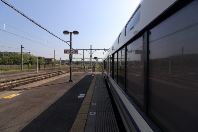 加茂駅停車中の221系(側面)