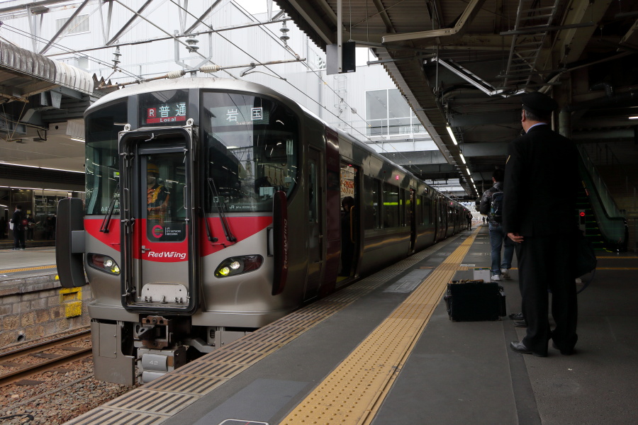 227系岩国行き 広島駅で