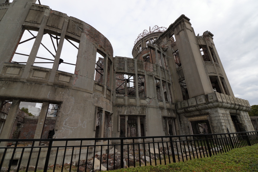 原爆ドームを下から見上げる