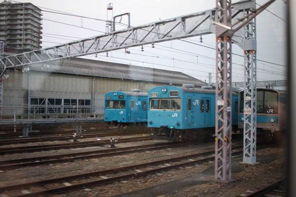 鳳駅留置線に停車中の103系と205系1000番台