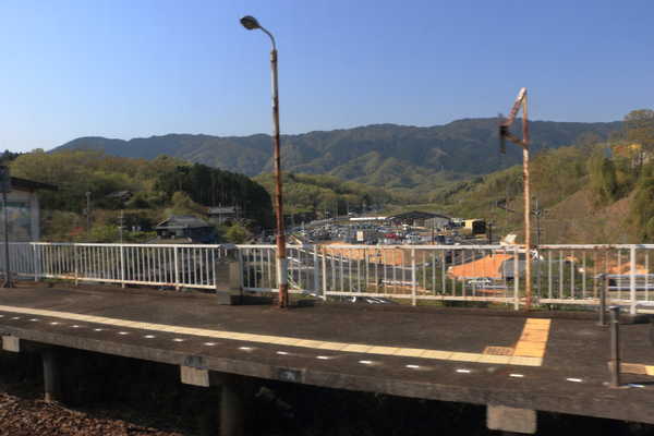 月ヶ瀬口駅から、道の駅を見る