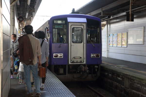 加茂駅に停車中のキハ120