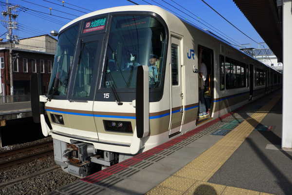 久宝寺駅で221系