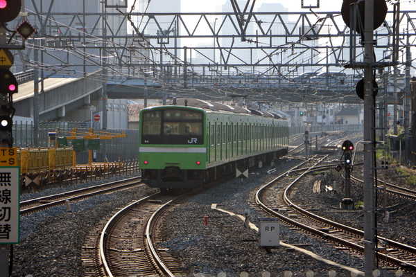入換線へと向かう201系