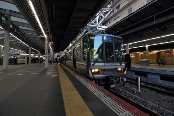 大阪駅停車中の223系