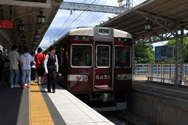 嵐山駅に停車中の6300系