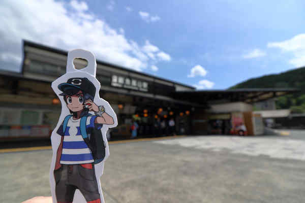 嵐山駅駅舎とヨウくん