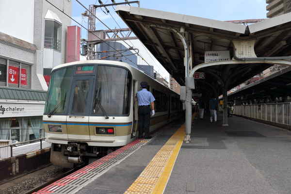 天満駅に停車中の221系トップナンバー車
