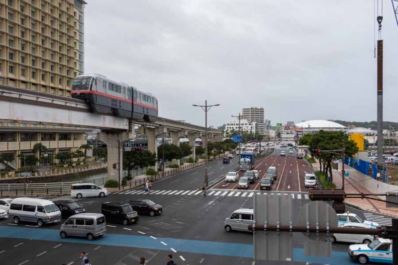 那覇バスターミナル付近を通過するゆいレールと国道58号