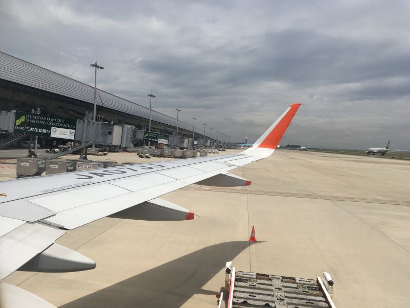 飛行機の窓から