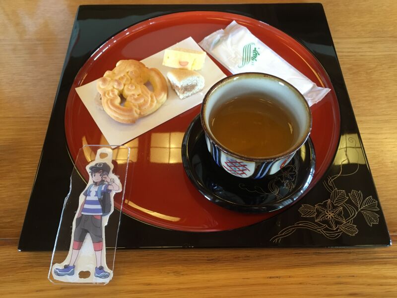 琉球伝統のお菓子とさんぴん茶(熱い)