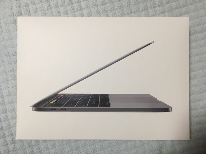 MacBook Pro 13 inch 2019 Four Thunderbolt 3 Ports 箱
