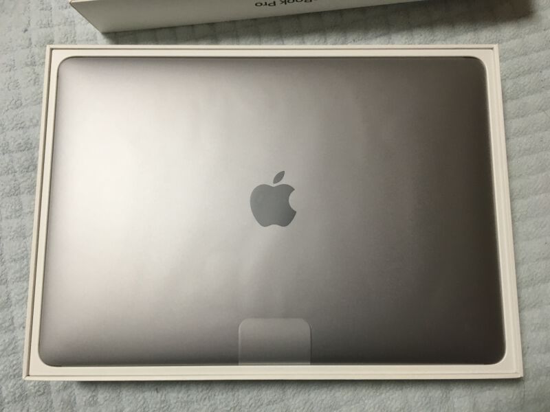MacBook Pro 13 inch 2019 Four Thunderbolt 3 Ports 箱開梱