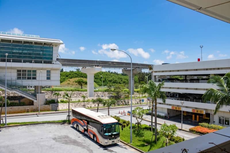 那覇空港から見た那覇空港の駐車場と那覇空港駅