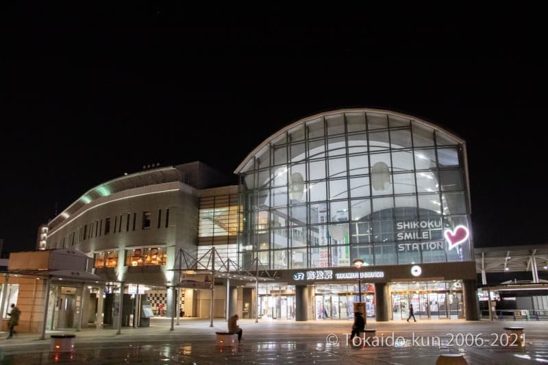 夜の高松駅